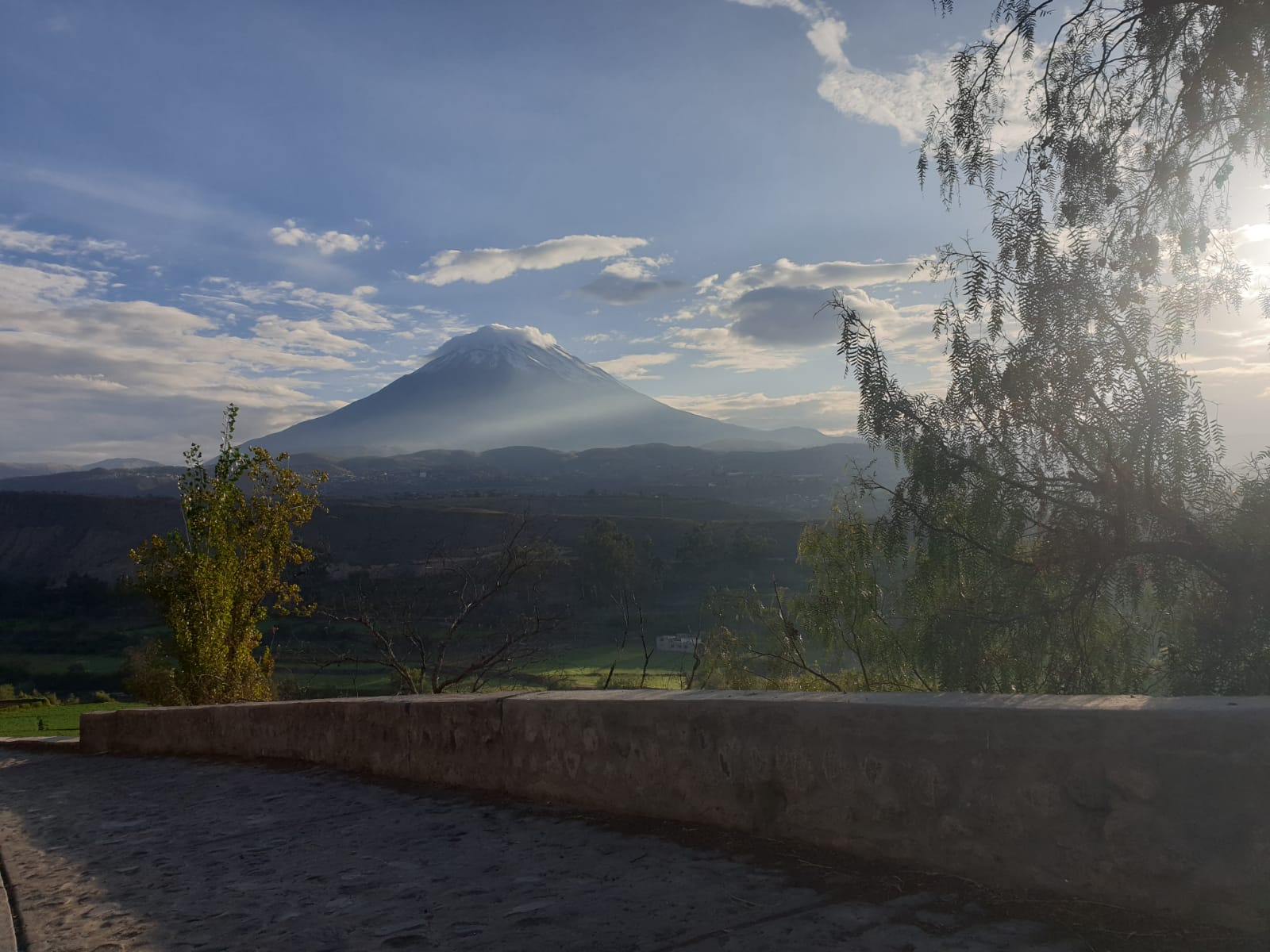 Paisaje de Arequipa con el volcán Misti al fondo y vegetación.